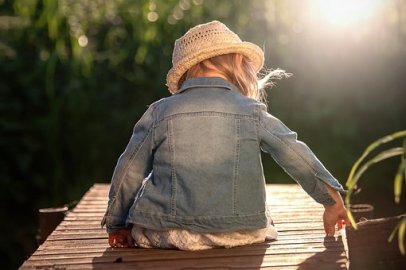 Criança de costa - child-3419696__340